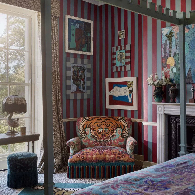 Tapete_House_of_Hackney_Camelot_Garnet_Petrol_800kl