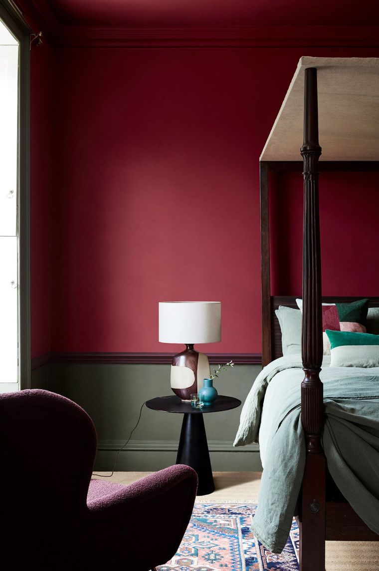Schlafzimmerwand gestrichen mit dem Farbton Baked Cherry von Little Greene