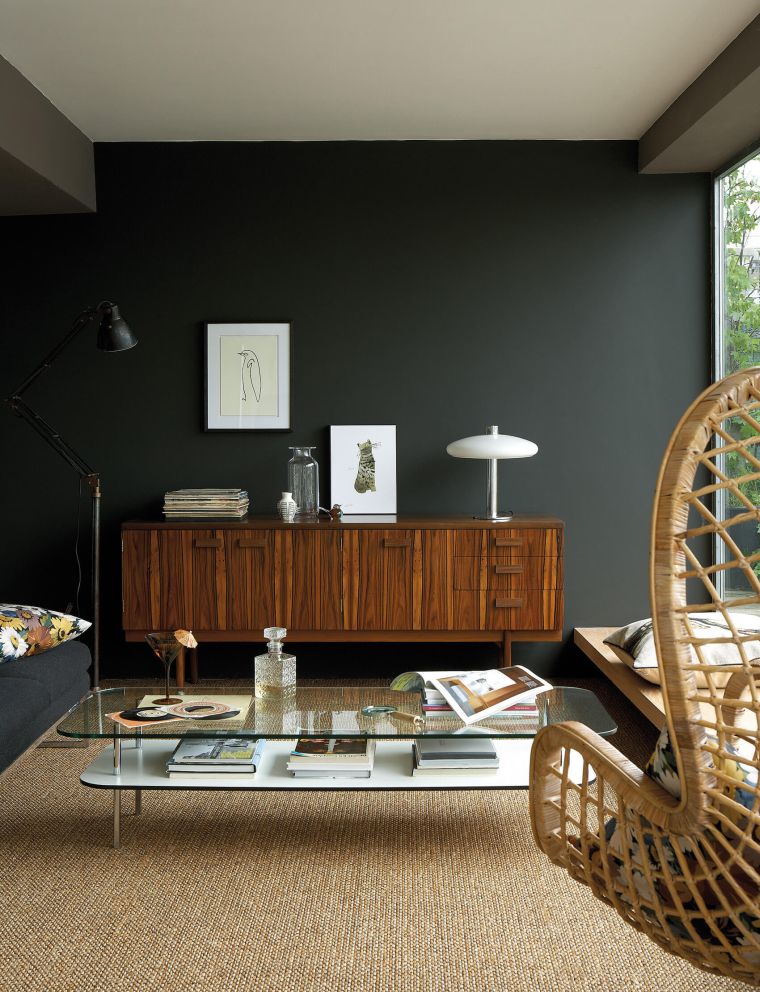Wohnzimmerwand gestrichen mit dem Farbton Green Obsidian von Little Greene