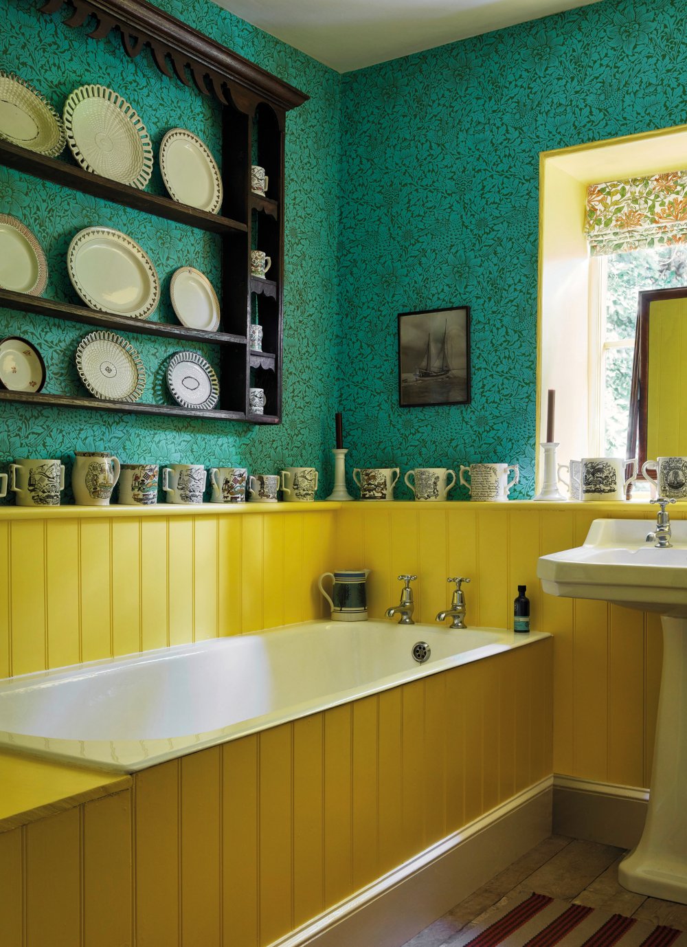 Badezimmer mit Badewanne und gelber Holzverkleidung