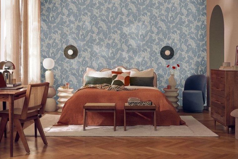 Chambre à coucher de Westwing avec papier peint Oak Tree Tails de Langelid / Van Brömssen