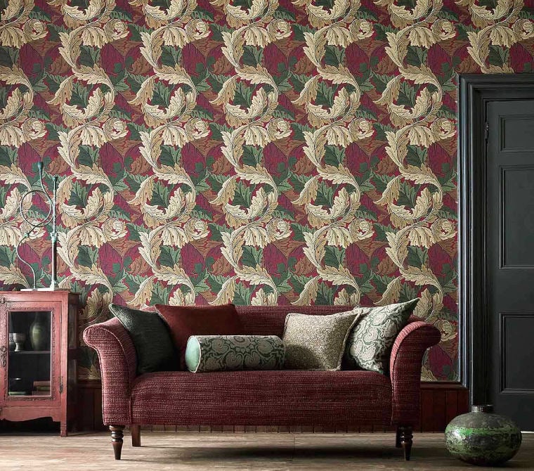 Wohnzimmer mit großem Sofa und großformatiger Arts-and-Crafts-Tapete von Morris & Co