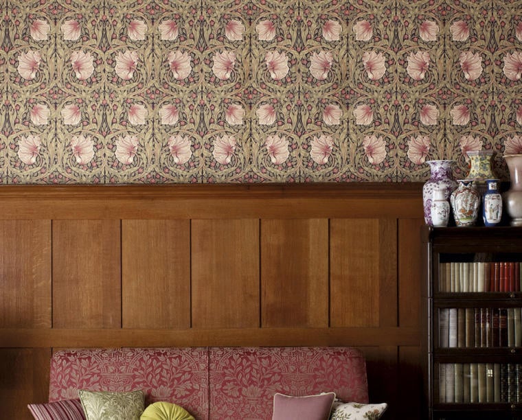 Wohnzimmer mit Kasettenwand und Tapete Pimpernel von William Morris 