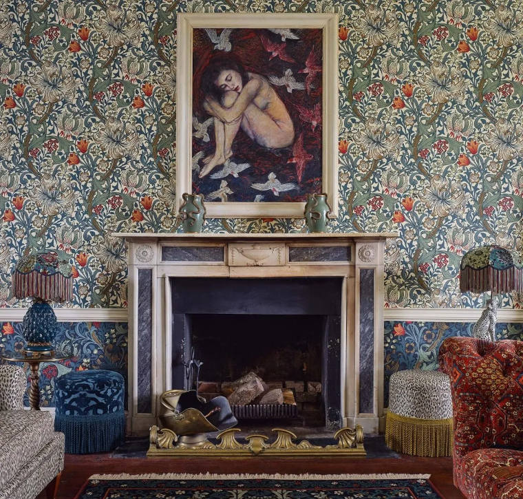 Wohnzimmer mit Kamin und Arts-and-Crafts-Tapete von House of Hackney