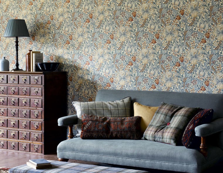 Wohnzimmer mit großem Sofa und Arts-and-Crafts-Tapete von Morris & Co