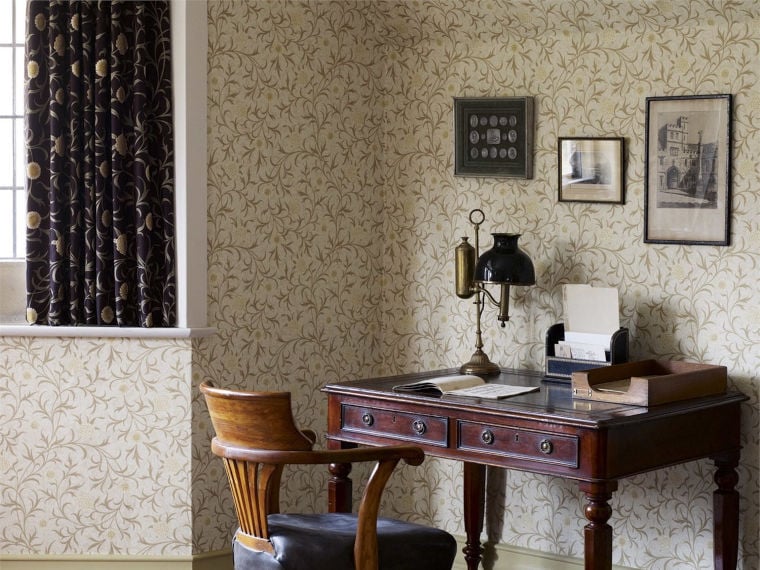 Wohnzimmer mit Schreibtisch und Arts-and-Crafts-Tapete von Morris & Co
