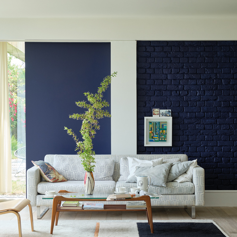 Wohnzimmer mit einer Wand, die matt und glänzend im selben Farbton gestrichen ist